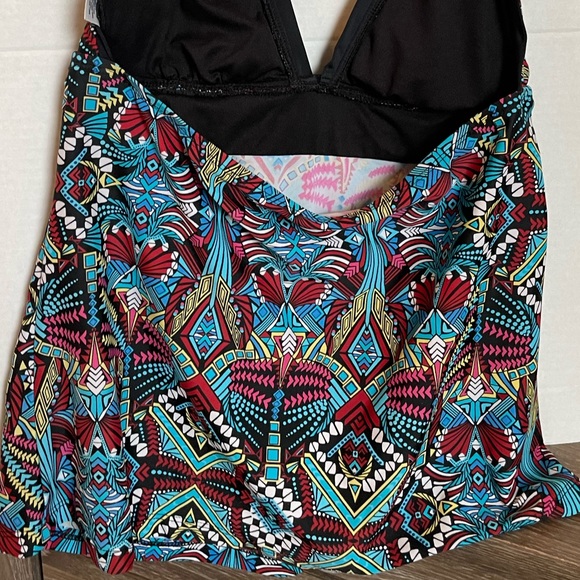 MOSSIMO SWIM TOP/TANKINI. LIKE NEW! HALTER TOP IN TIKI GEOMETRIC PRINTS. - Picture 4 of 11